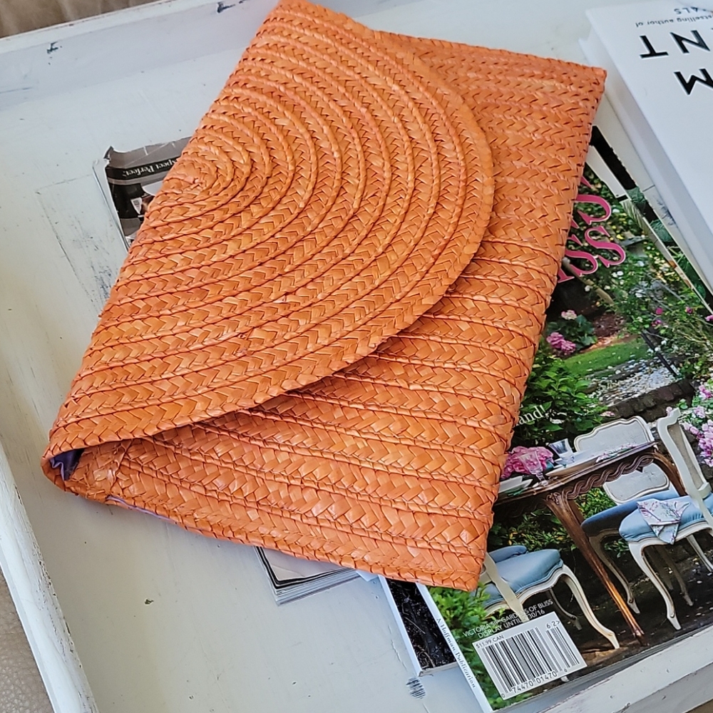 Summery straw clutch